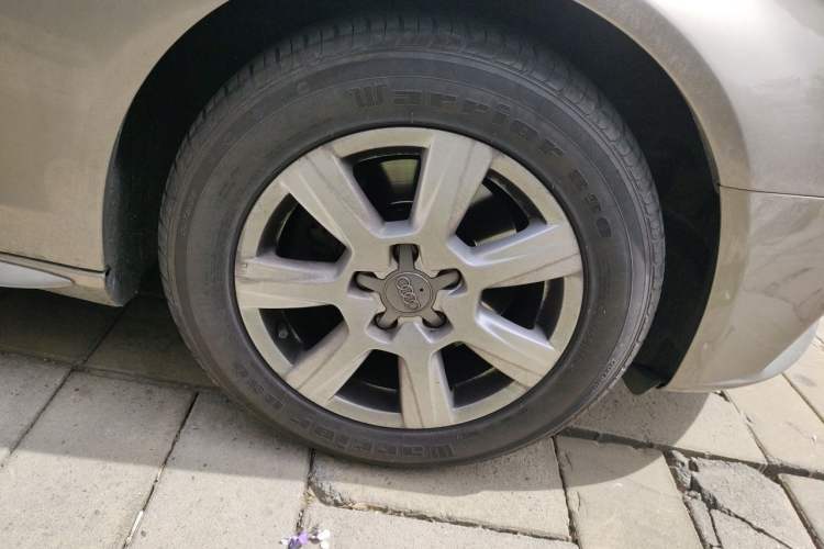 Used Audi A4L 2012 2.0 TFSI automatic standard version Right Front Wheel Hub