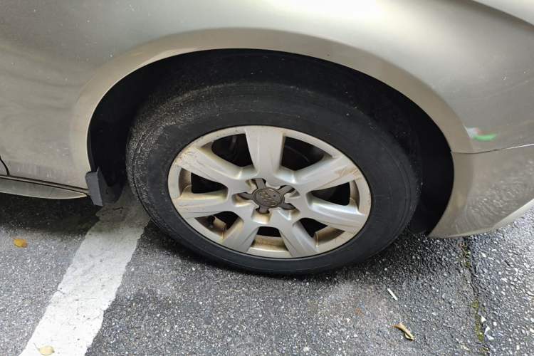 Used Audi A4L 2012 2.0 TFSI automatic standard version Right Front Wheel Hub