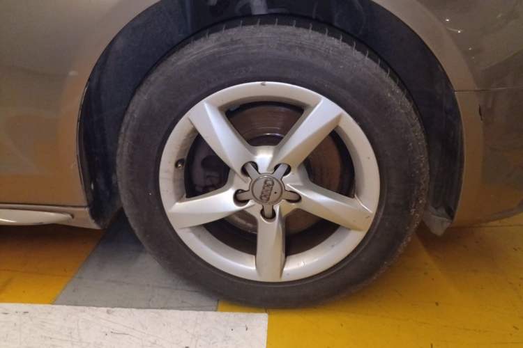 Used Audi A4L 2012 2.0 TFSI automatic Comfort trim level Right Front Wheel Hub