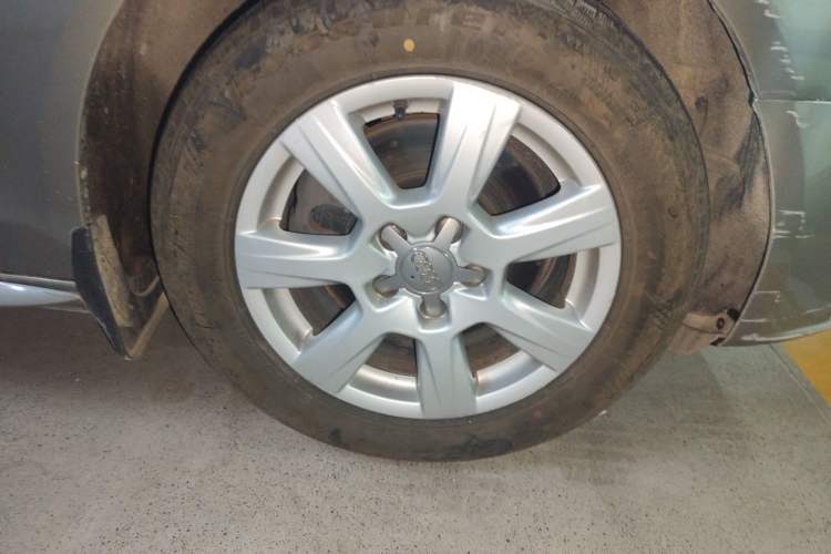 Used Audi A4L 2012 2.0 TFSI automatic standard version Right Front Wheel Hub