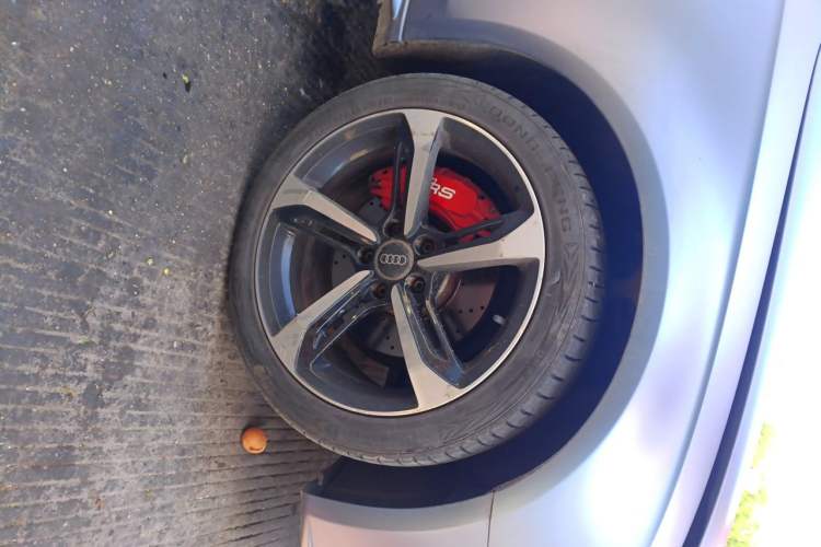 Used Audi A4L 2012 2.0 TFSI automatic standard version Right Front Wheel Hub