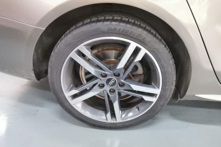 Used Audi A4L 2012 2.0 TFSI automatic Comfort trim level Right Rear Wheel Hub