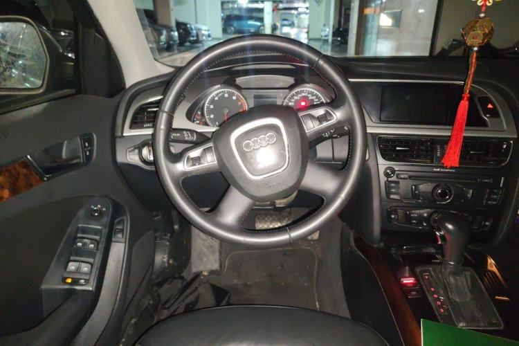 Used Audi A4L 2012 2.0 TFSI automatic Comfort trim level Steering Wheel
