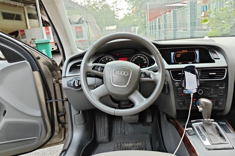 Used Audi A4L 2012 2.0 TFSI automatic Comfort trim level Steering Wheel