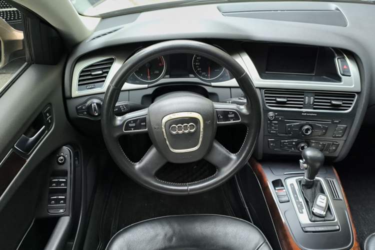 Used Audi A4L 2012 2.0 TFSI automatic standard version Steering Wheel