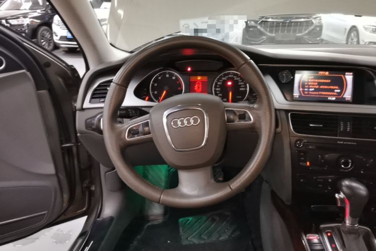 Used Audi A4L 2012 2.0 TFSI automatic Comfort trim level Steering Wheel