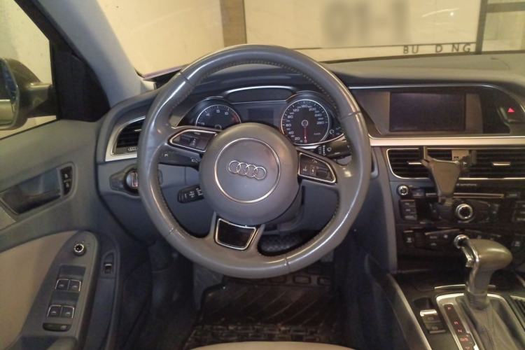 Used Audi A4L 2012 2.0 TFSI automatic Comfort trim level Steering Wheel
