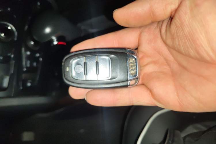 Used Audi A4L 2012 2.0 TFSI automatic Comfort trim level Vehicle Key