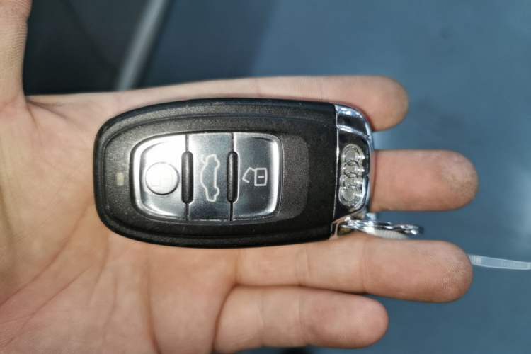 Used Audi A4L 2012 2.0 TFSI automatic Comfort trim level Vehicle Key