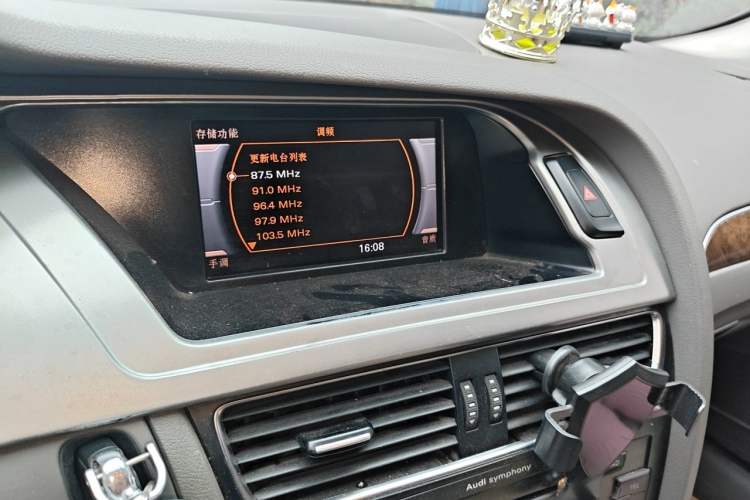Used Audi A4L 2012 2.0 TFSI automatic Comfort trim level Audio And AC Panel