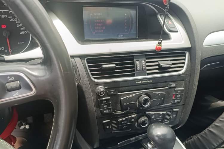 Used Audi A4L 2012 2.0 TFSI automatic standard version Audio And AC Panel