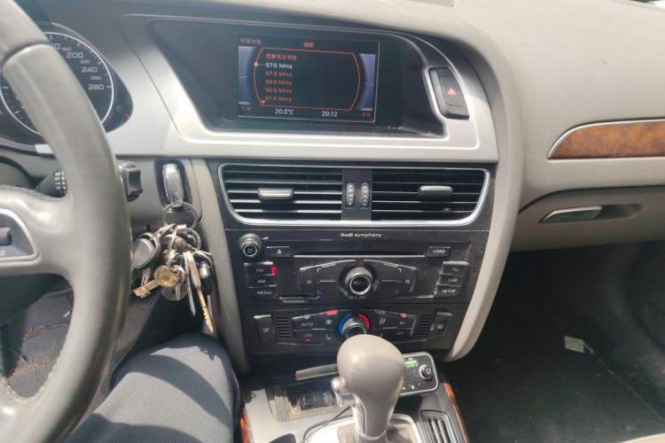Used Audi A4L 2012 2.0 TFSI automatic Comfort trim level Audio And AC Panel