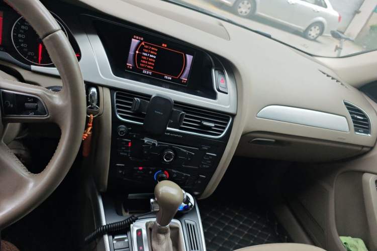 Used Audi A4L 2012 2.0 TFSI automatic standard version Audio And AC Panel