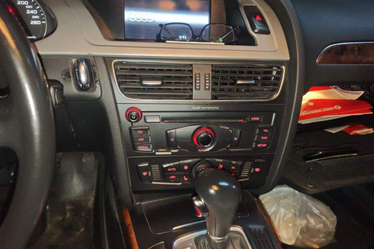 Used Audi A4L 2012 2.0 TFSI automatic Comfort trim level Audio And AC Panel