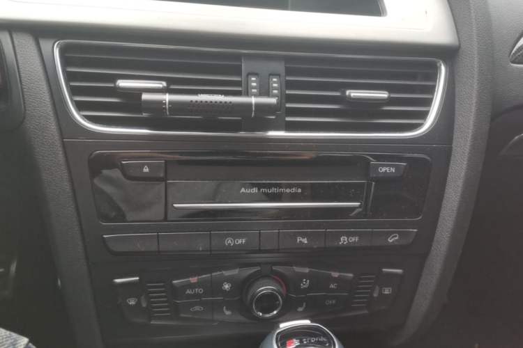 Used Audi A4L 2012 2.0 TFSI automatic Comfort trim level Audio And AC Panel