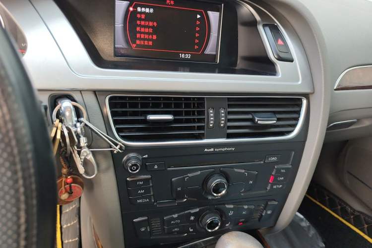 Used Audi A4L 2012 2.0 TFSI automatic Comfort trim level Audio And AC Panel