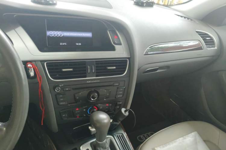 Used Audi A4L 2012 2.0 TFSI automatic Comfort trim level Audio And AC Panel