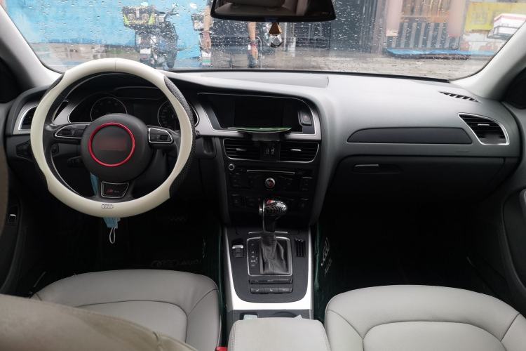 Used Audi A4L 2012 2.0 TFSI automatic standard version Center Console