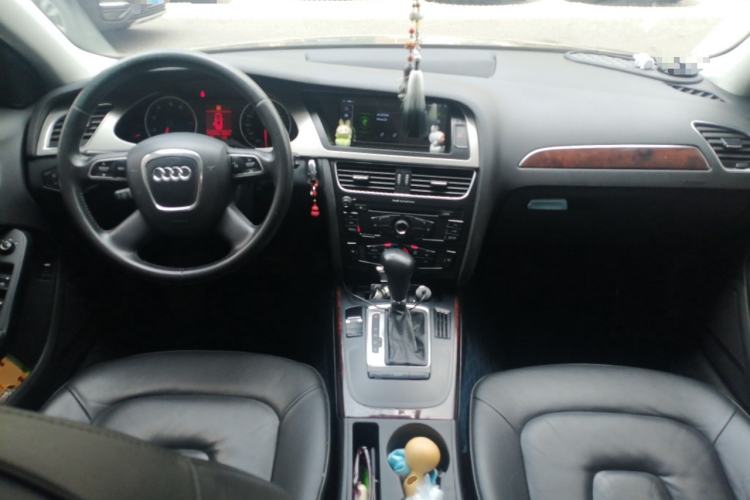 Used Audi A4L 2012 2.0 TFSI automatic Comfort trim level Center Console