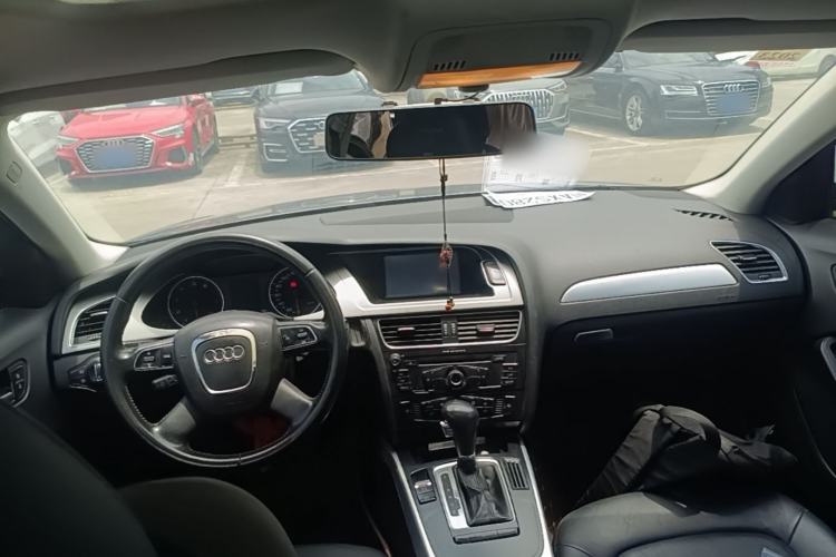 Used Audi A4L 2012 2.0 TFSI automatic standard version Center Console