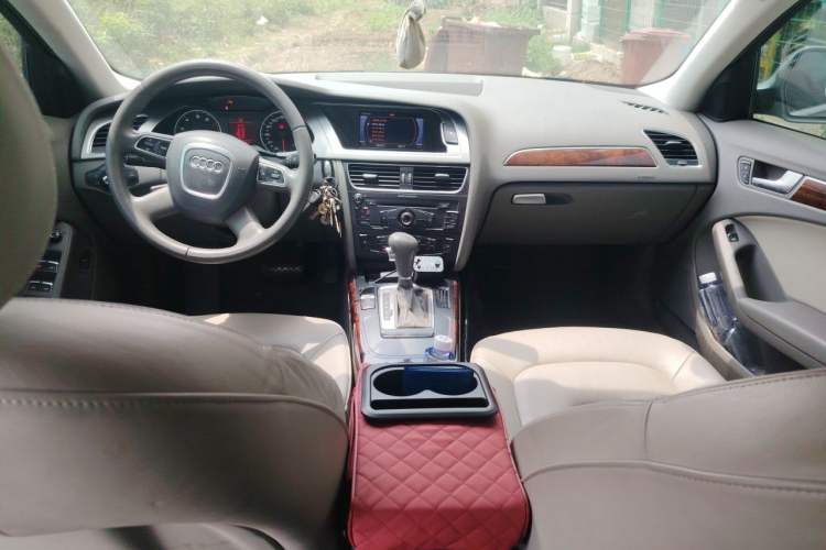 Used Audi A4L 2012 2.0 TFSI automatic Comfort trim level Center Console
