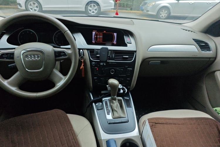 Used Audi A4L 2012 2.0 TFSI automatic standard version Center Console