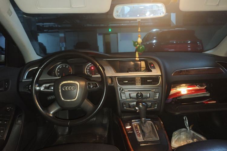 Used Audi A4L 2012 2.0 TFSI automatic Comfort trim level Center Console