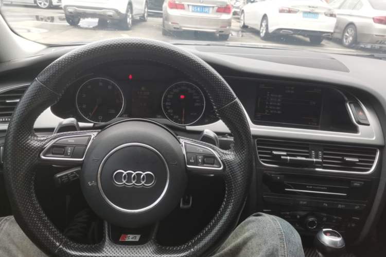 Used Audi A4L 2012 2.0 TFSI automatic Comfort trim level Center Console