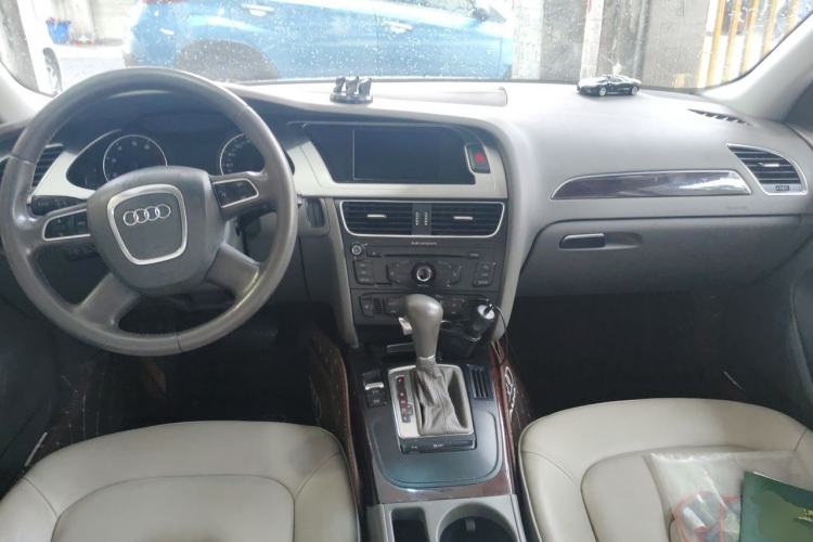 Used Audi A4L 2012 2.0 TFSI automatic Comfort trim level Center Console