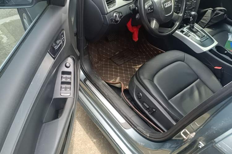 Used Audi A4L 2012 2.0 TFSI automatic standard version Driver Seat