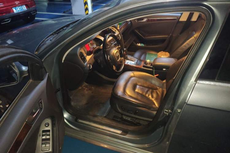 Used Audi A4L 2012 2.0 TFSI automatic Comfort trim level Driver Seat