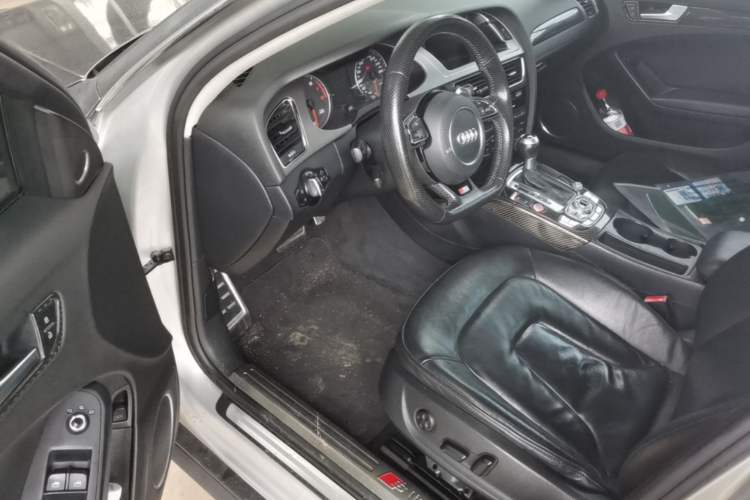 Used Audi A4L 2012 2.0 TFSI automatic Comfort trim level Driver Seat