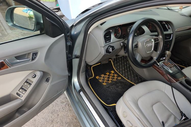Used Audi A4L 2012 2.0 TFSI automatic Comfort trim level Driver Seat