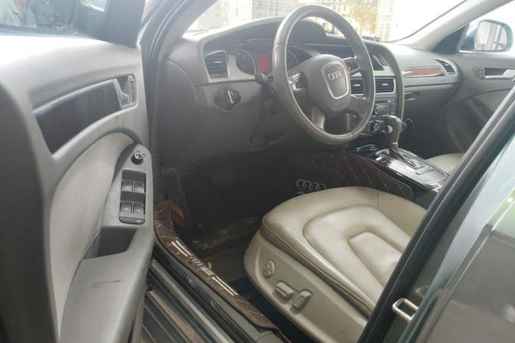 Used Audi A4L 2012 2.0 TFSI automatic Comfort trim level Driver Seat