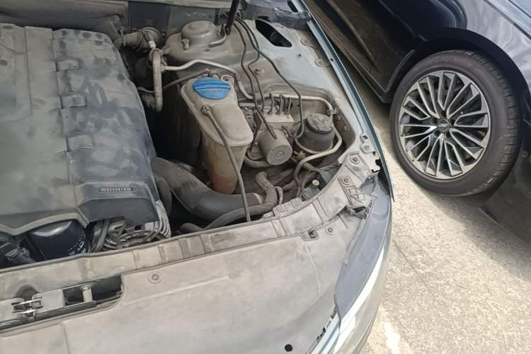 Used Audi A4L 2012 2.0 TFSI automatic standard version Engine Bay Left