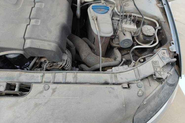 Used Audi A4L 2012 2.0 TFSI automatic standard version Engine Bay Left