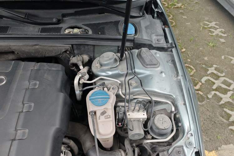 Used Audi A4L 2012 2.0 TFSI automatic standard version Engine Bay Left