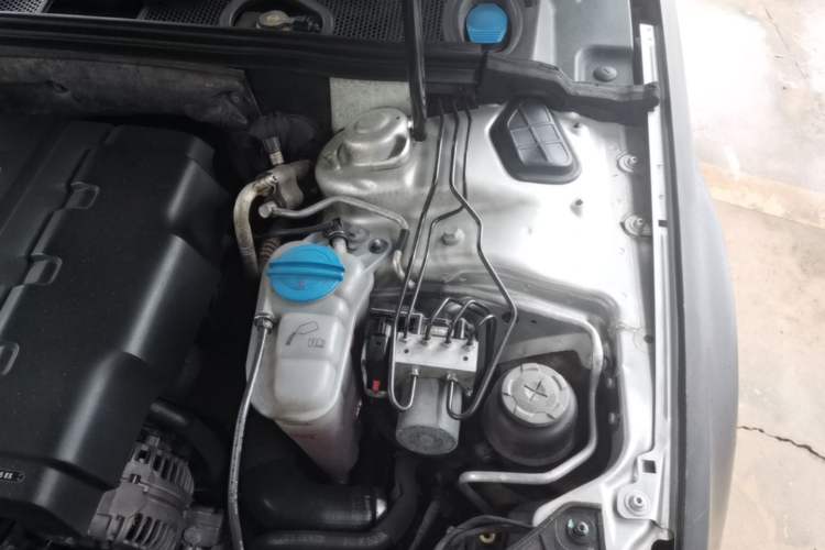 Used Audi A4L 2012 2.0 TFSI automatic Comfort trim level Engine Bay Left