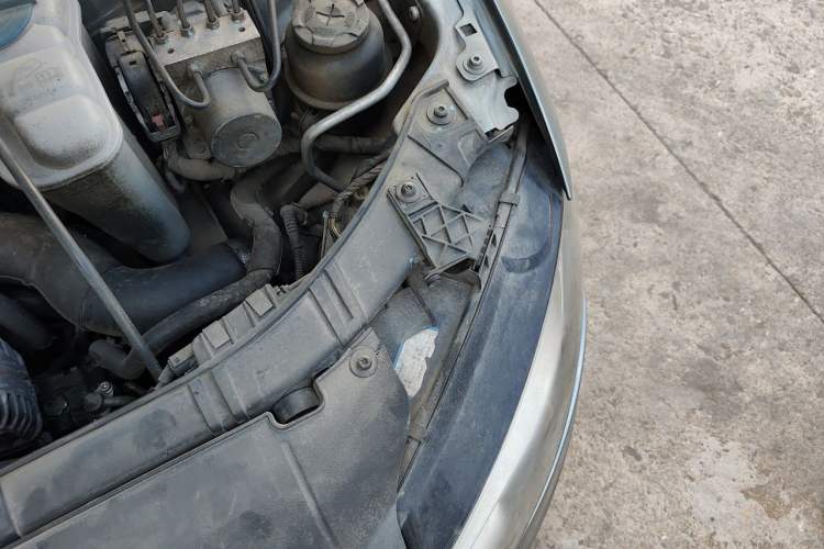Used Audi A4L 2012 2.0 TFSI automatic Comfort trim level Engine Bay Left