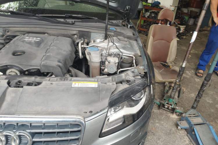 Used Audi A4L 2012 2.0 TFSI automatic Comfort trim level Engine Bay Left