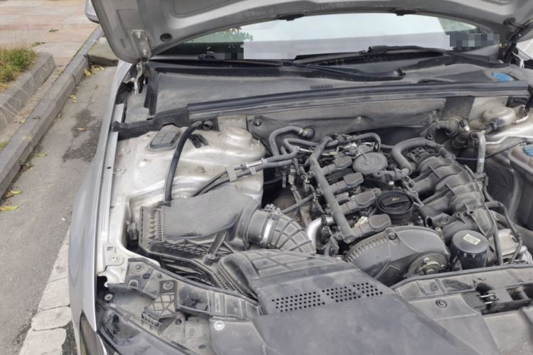 Used Audi A4L 2012 2.0 TFSI automatic luxury version Engine Bay Right