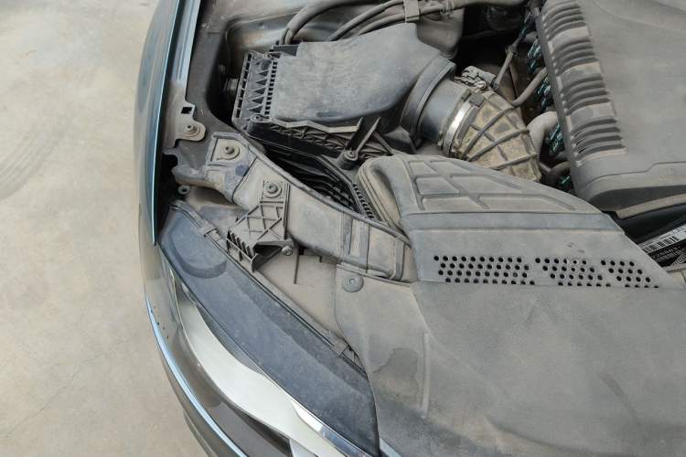 Used Audi A4L 2012 2.0 TFSI automatic standard version Engine Bay Right