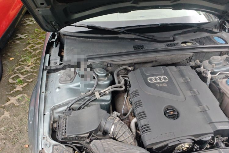 Used Audi A4L 2012 2.0 TFSI automatic standard version Engine Bay Right