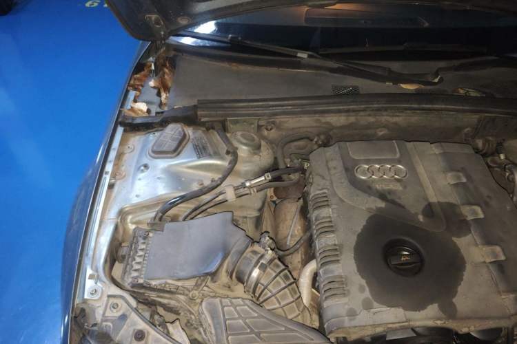 Used Audi A4L 2012 2.0 TFSI automatic Comfort trim level Engine Bay Right