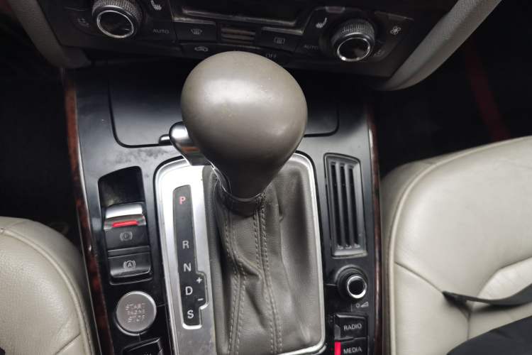 Used Audi A4L 2012 2.0 TFSI automatic luxury version Gear Lever