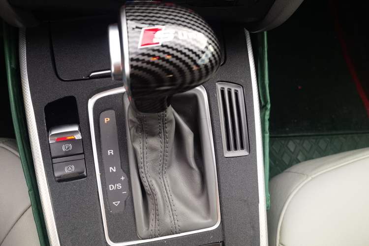 Used Audi A4L 2012 2.0 TFSI automatic standard version Gear Lever