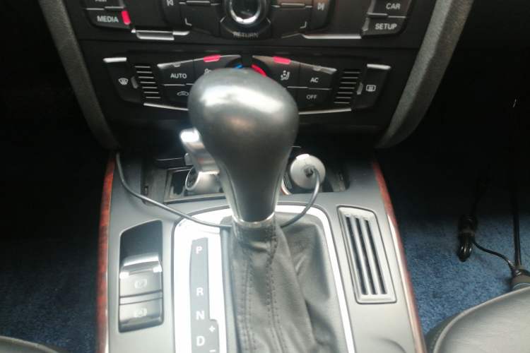 Used Audi A4L 2012 2.0 TFSI automatic Comfort trim level Gear Lever