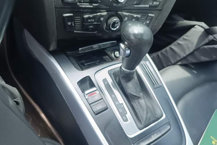Used Audi A4L 2012 2.0 TFSI automatic standard version Gear Lever
