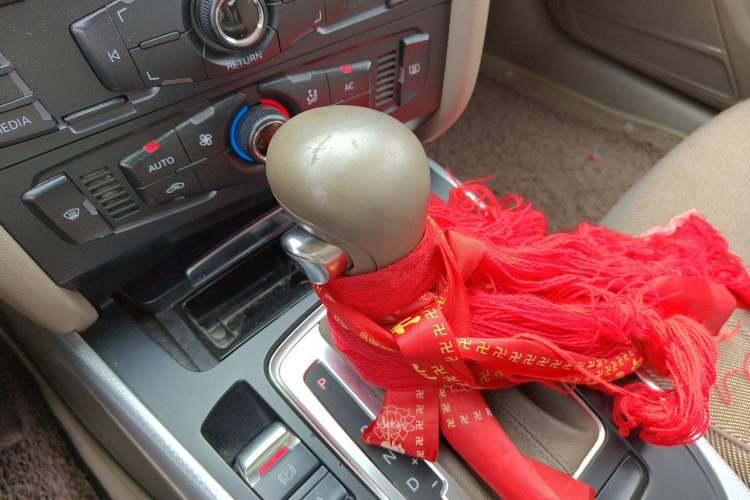 Used Audi A4L 2012 2.0 TFSI automatic standard version Gear Lever