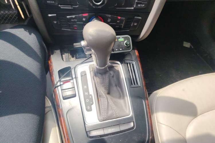 Used Audi A4L 2012 2.0 TFSI automatic Comfort trim level Gear Lever